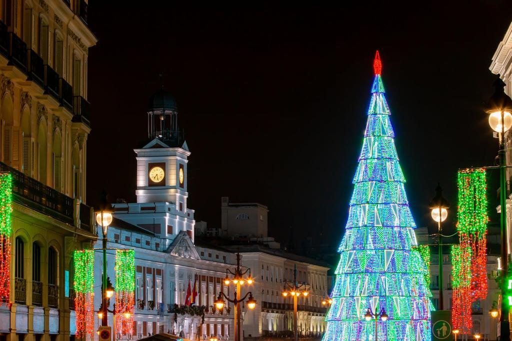 El Árbol de Navidad de la Puerta del Sol es uno de los más característicos y fotografiados de la ciudad