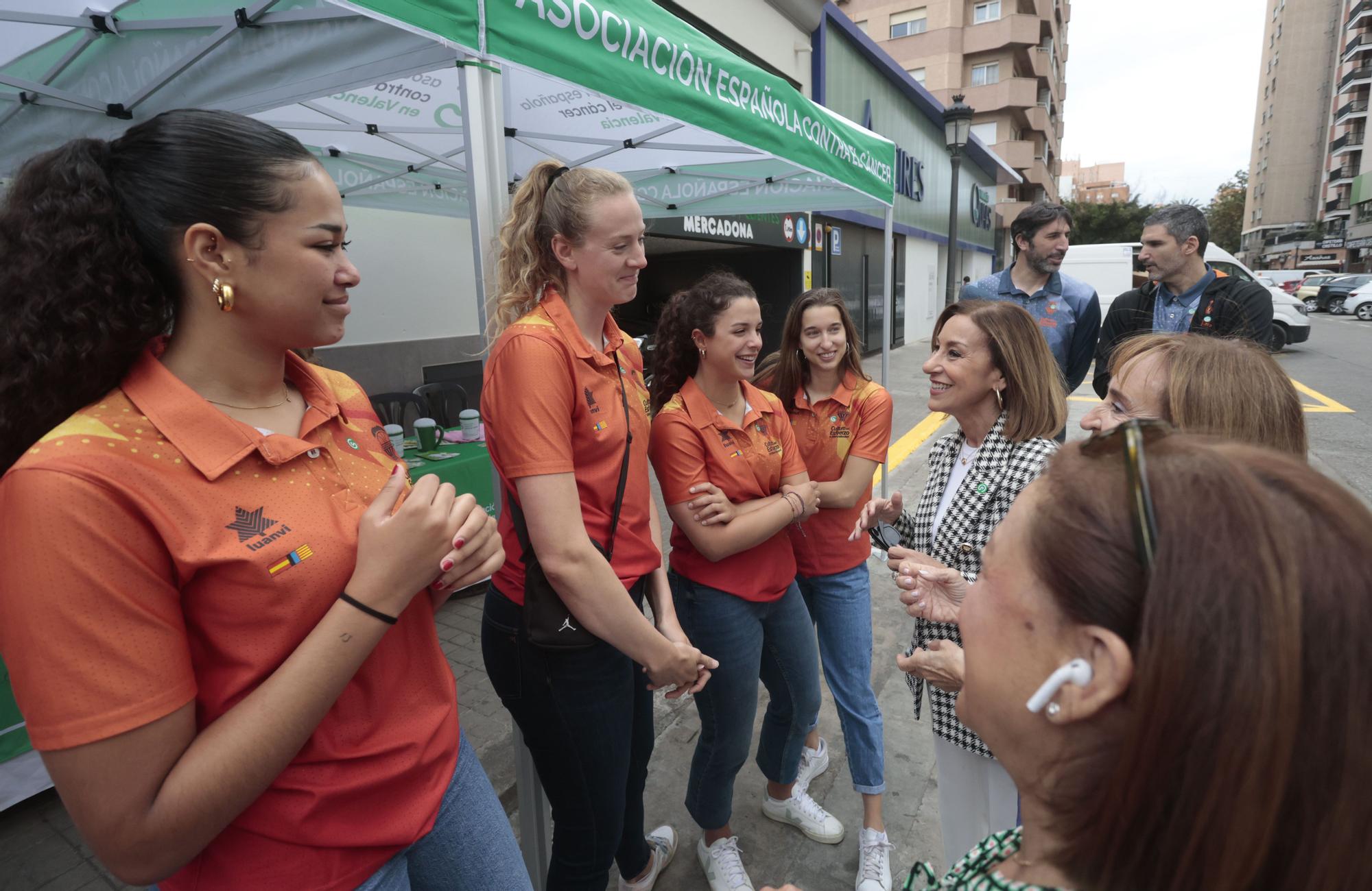 Mesa de cuestación contra el cáncer con Valencia Basket, Juan Roig y Hortensia Herrero