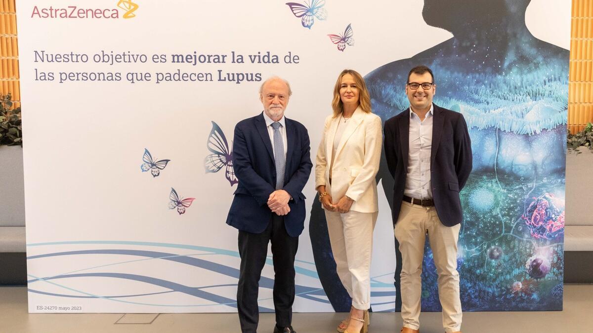 Marta Moreno, directora de Asuntos Corporativos y de Acceso al Mercado de AstraZeneca España, junto a los doctores José María Álvaro García y Andrés González
