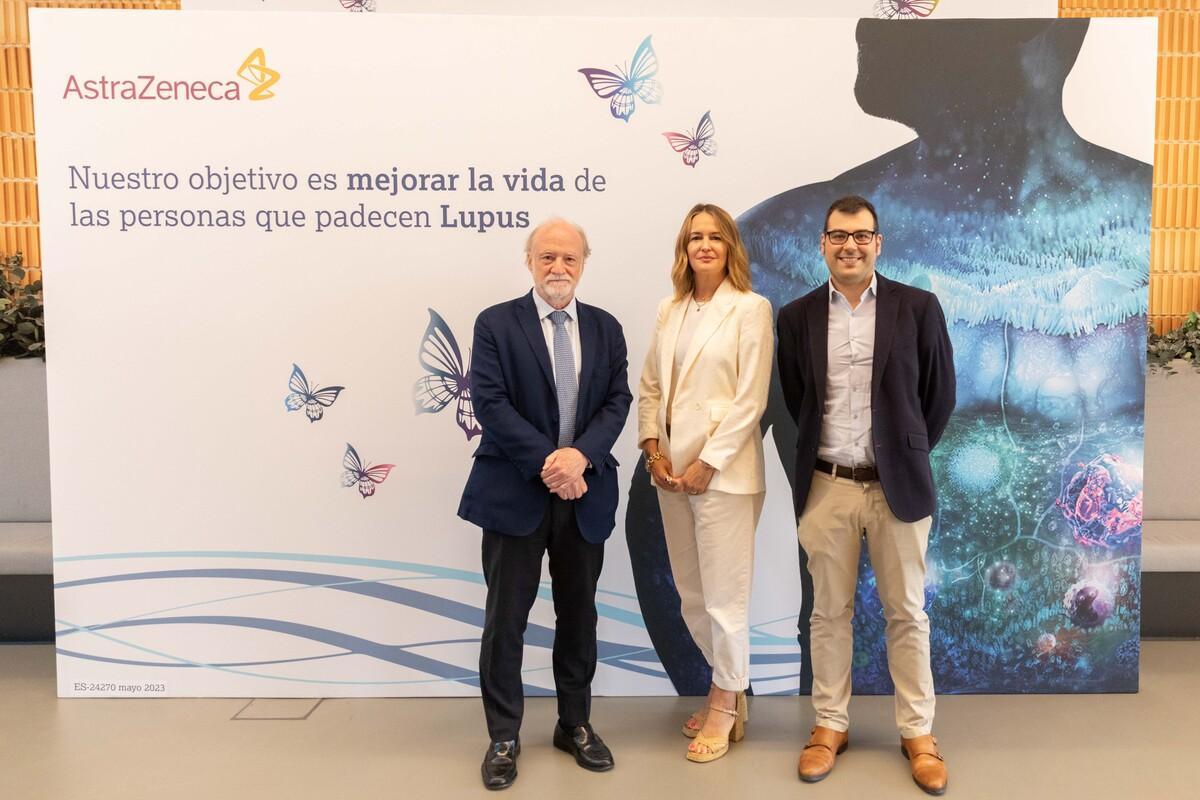 Marta Moreno, directora de Asuntos Corporativos y de Acceso al Mercado de AstraZeneca España, junto a los doctores José María Álvaro García y Andrés González