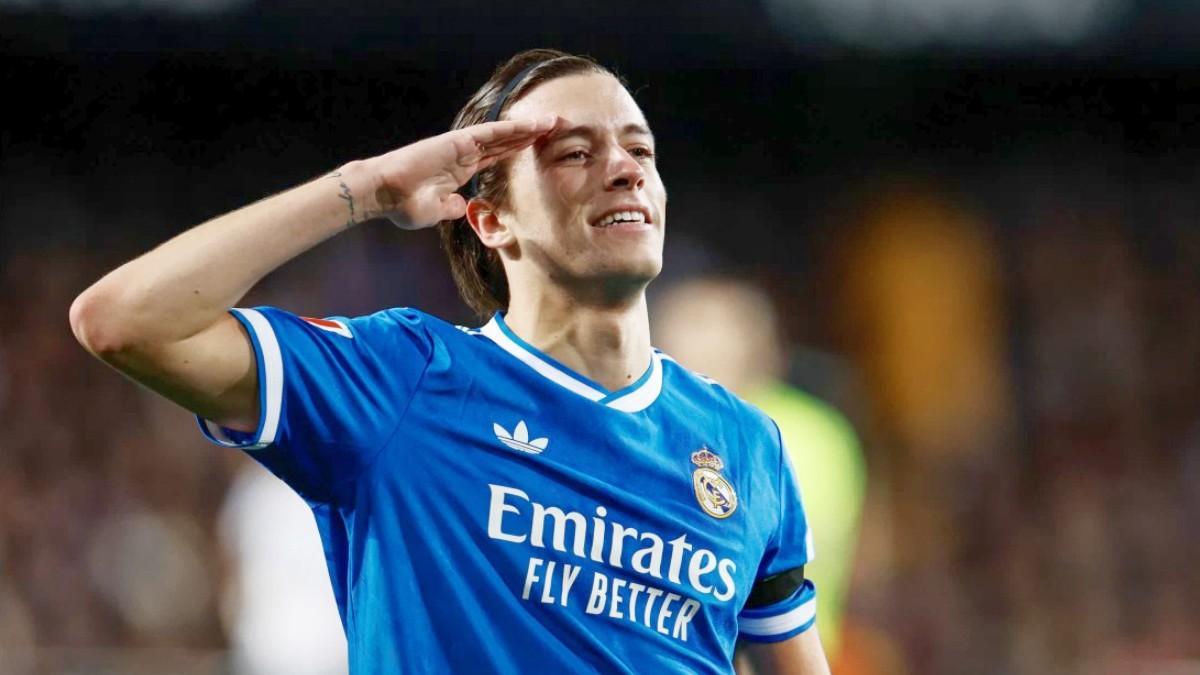 Carreras celebra el 0-1 al Valencia que desatascó el partido