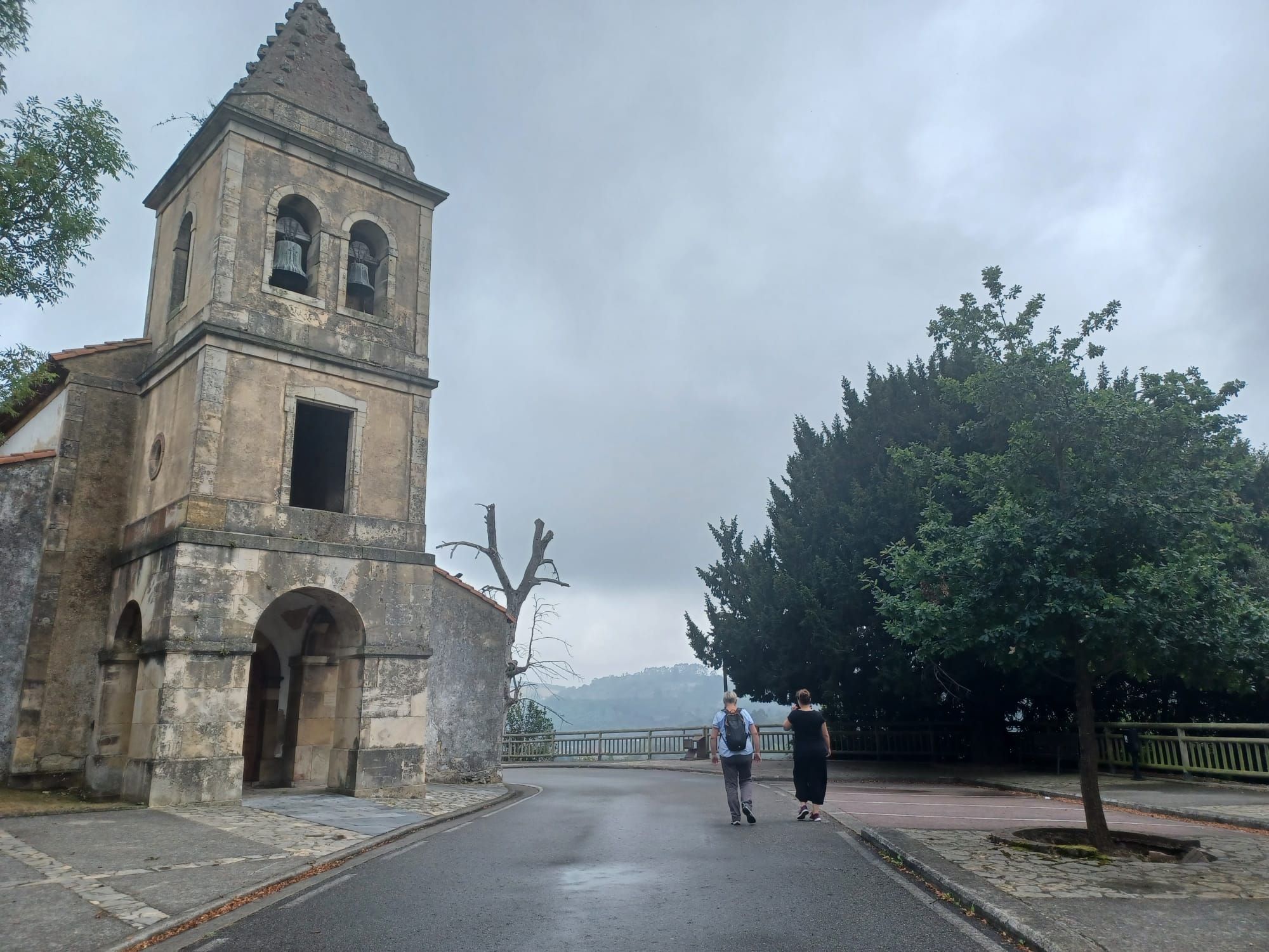 Mil años en el mirador privilegiado en San Miguel de Villardeveyo, el templo de la celosía prerrománica