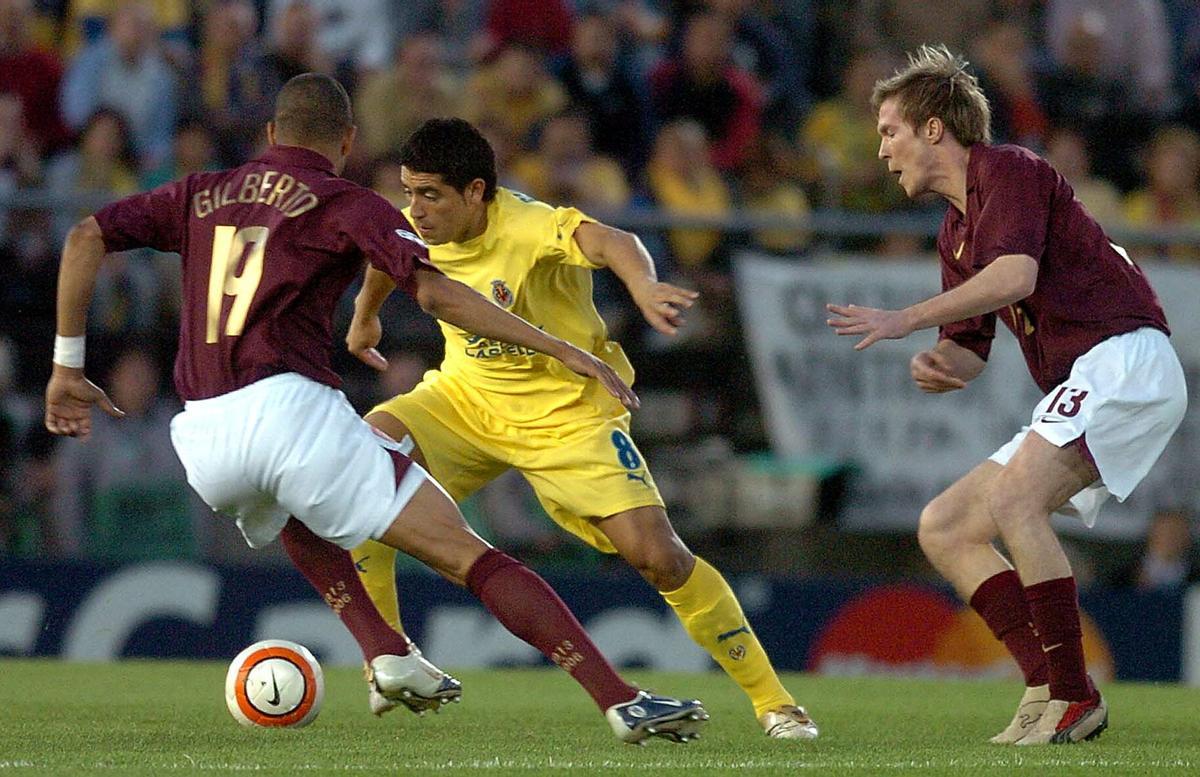 El jugador argentino del Villarreal, Juan Román Riquelme, trata de controlar un balón ante los jugadores del Arsenal, Gilberto y Alexander Hleb, durante el partido de vuelta de semifinales de Liga de Campeones en El Madrigal, en Villarreal