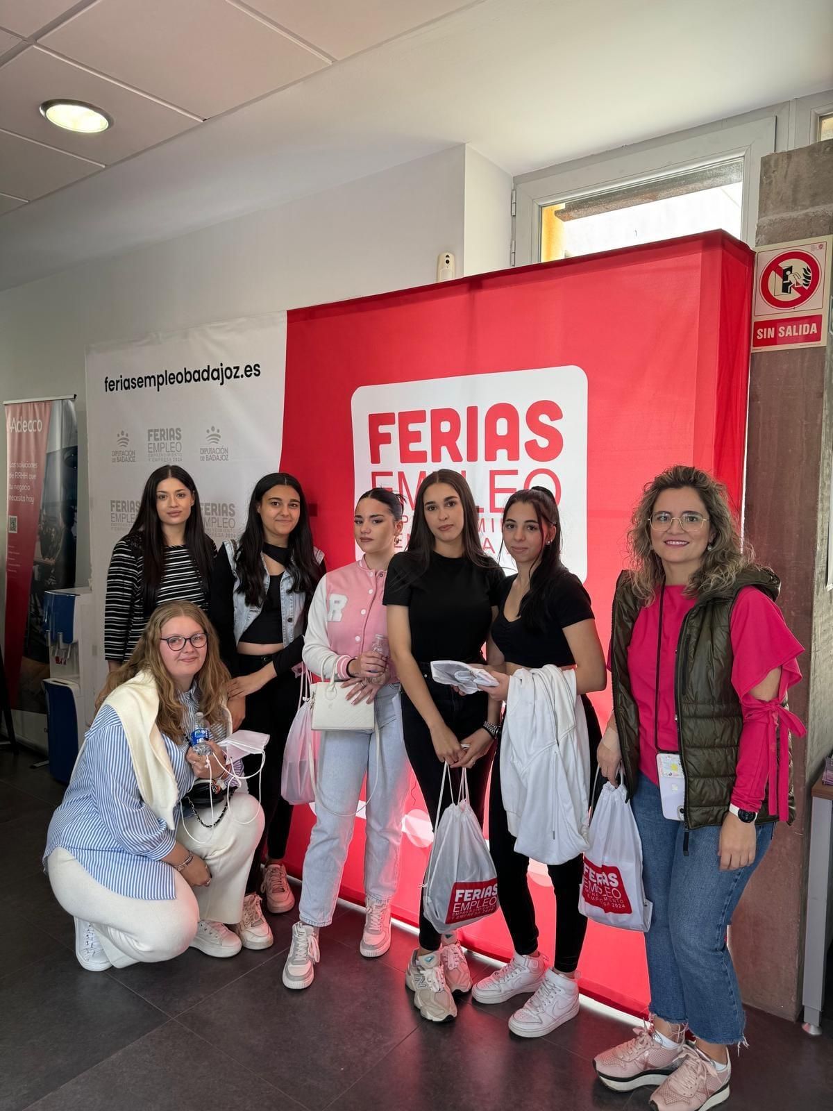 Grupo de mujeres en una de las Ferias del Empleo que la Diputación de Badajoz organiza en la provincia.