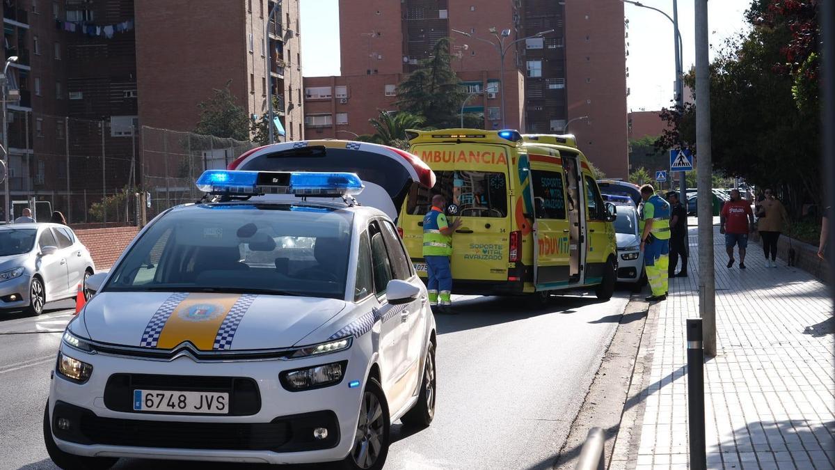 Los sanitarios y la policía local en el lugar del atropello en la avenida del Perú de Badajoz.