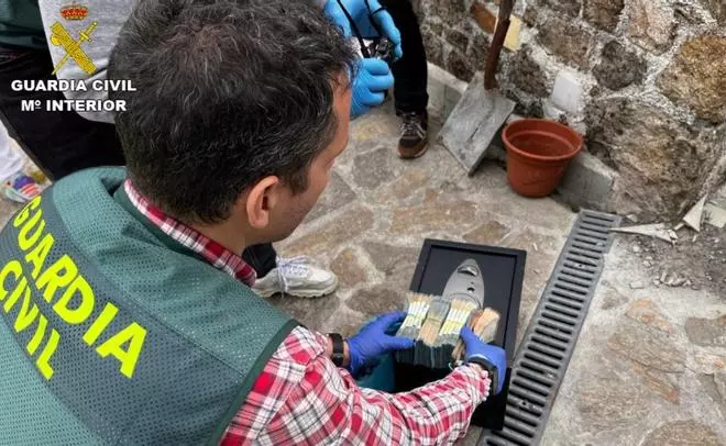 Dos detenidos y tres investigados en la desarticulación de un punto de venta de droga en A Estrada