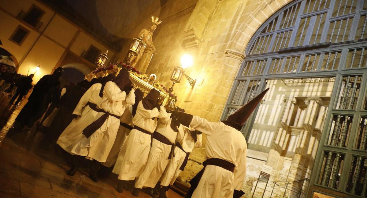 El Cristo flagelado vuelve a la parroquia de Santa María la Real de la Corte.
