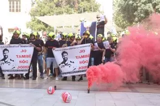 Los Bomberos claman por un Cuerpo único autonómico: protesta durante el pleno de la Diputación de Castellón