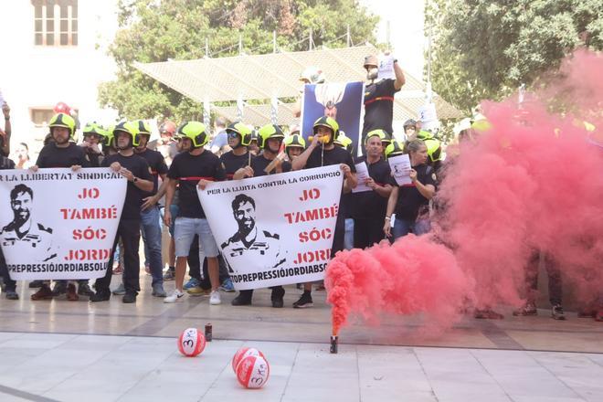 Los Bomberos claman por un Cuerpo único autonómico: protesta durante el pleno de la Diputación de Castellón