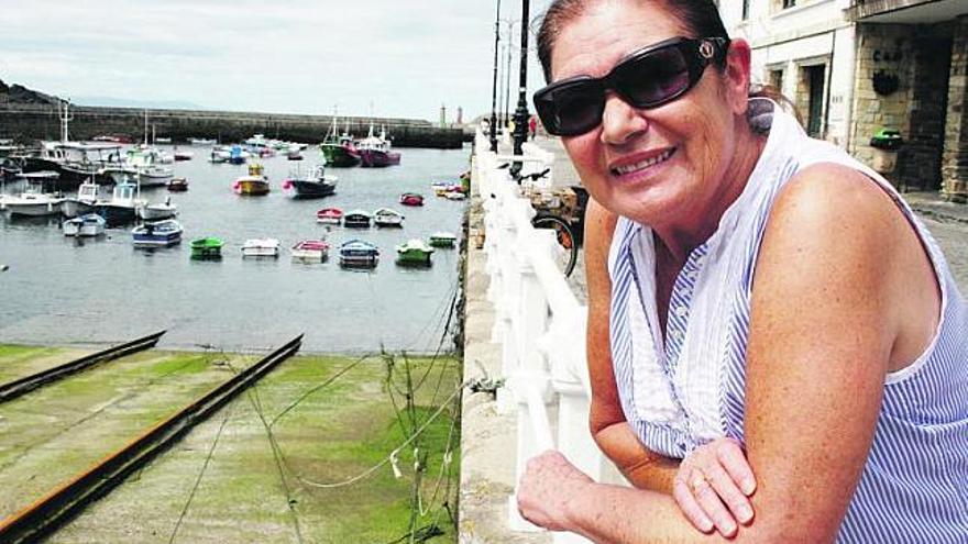 La cantante, hace unos días, en el puerto de Tapia.