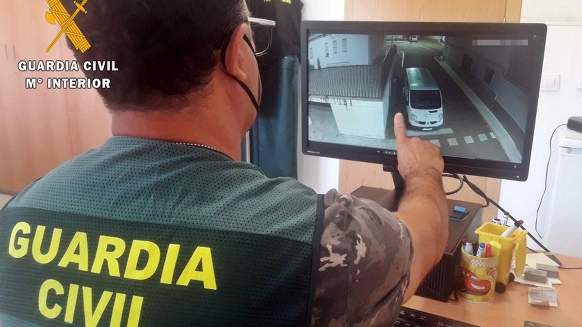 Un agente de la Guardia Civil revisa las imágenes de los robos.