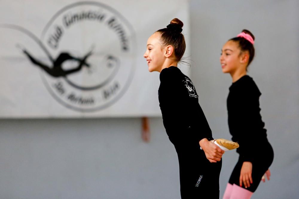 La entrenadora y exgimnasta nacional Amaya Cardeñoso dirige al grupo de alumnas con mayor proyección en el CGR San Antonio, cosechando múltiples medallas estatales en los últimos años