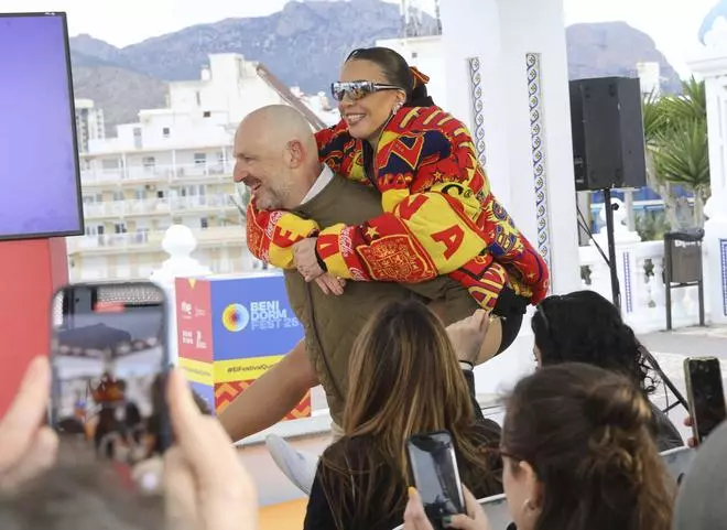 Las presentadoras del Benidorm Fest 2025 montan el show en la segunda rueda de prensa