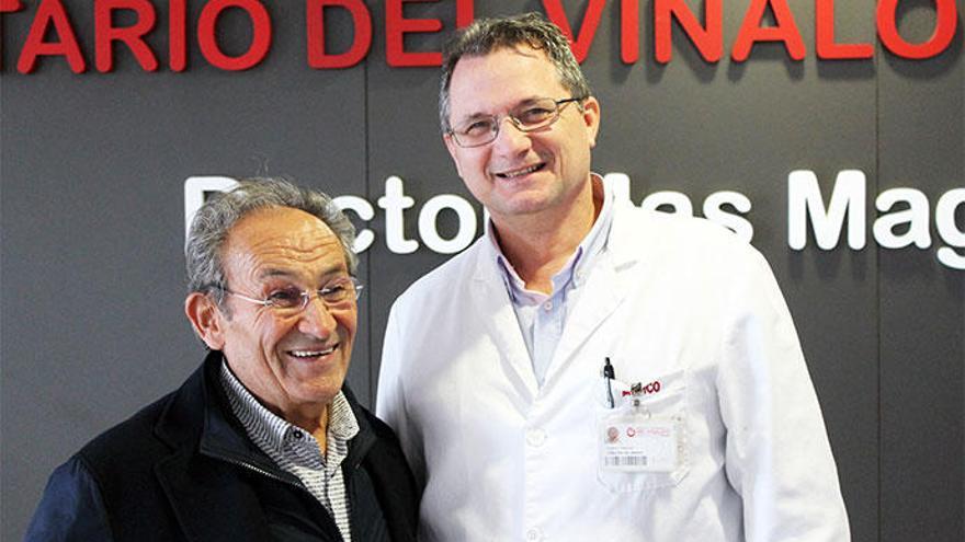 Juan Perán, fundador del grupo Pikolinos, junto al doctor Tébar, Jefe de Servicio de Cirugía Cardíaca del Hospital Universitario del Vinalopó.