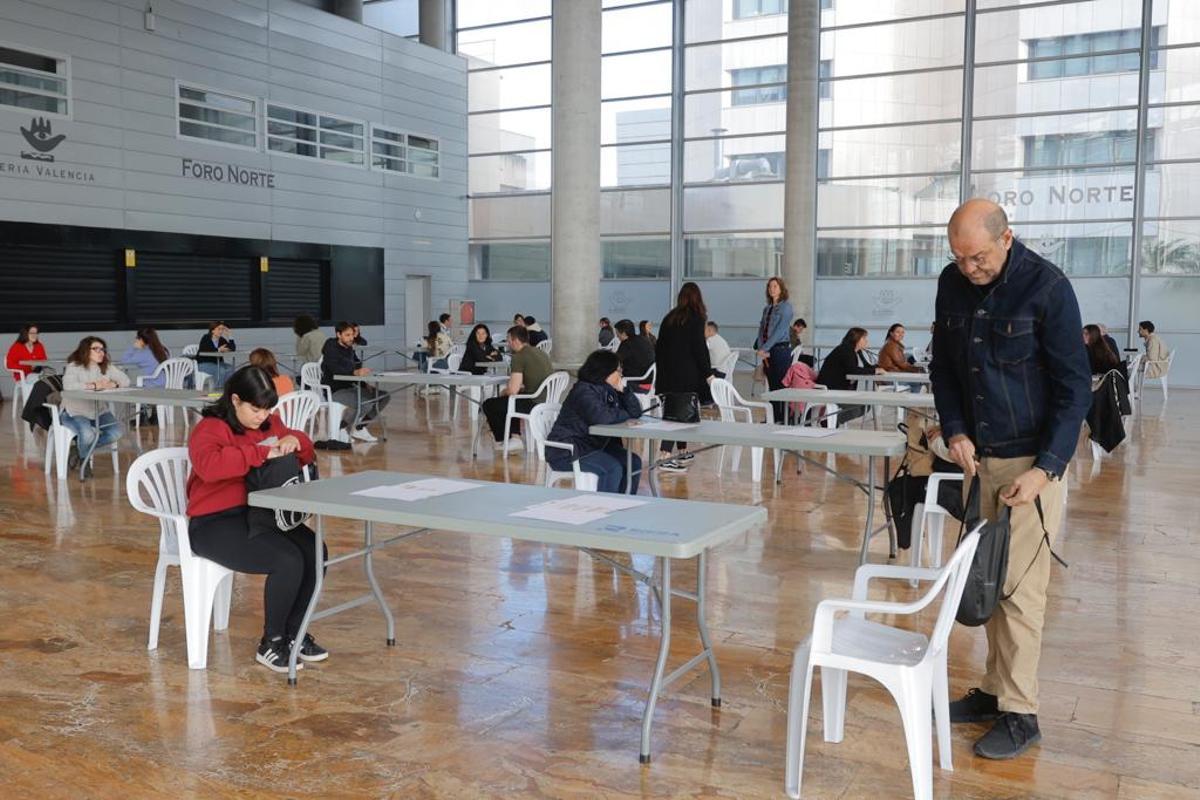 Cientos de personas realizan las pruebas orales del C2 de valenciano