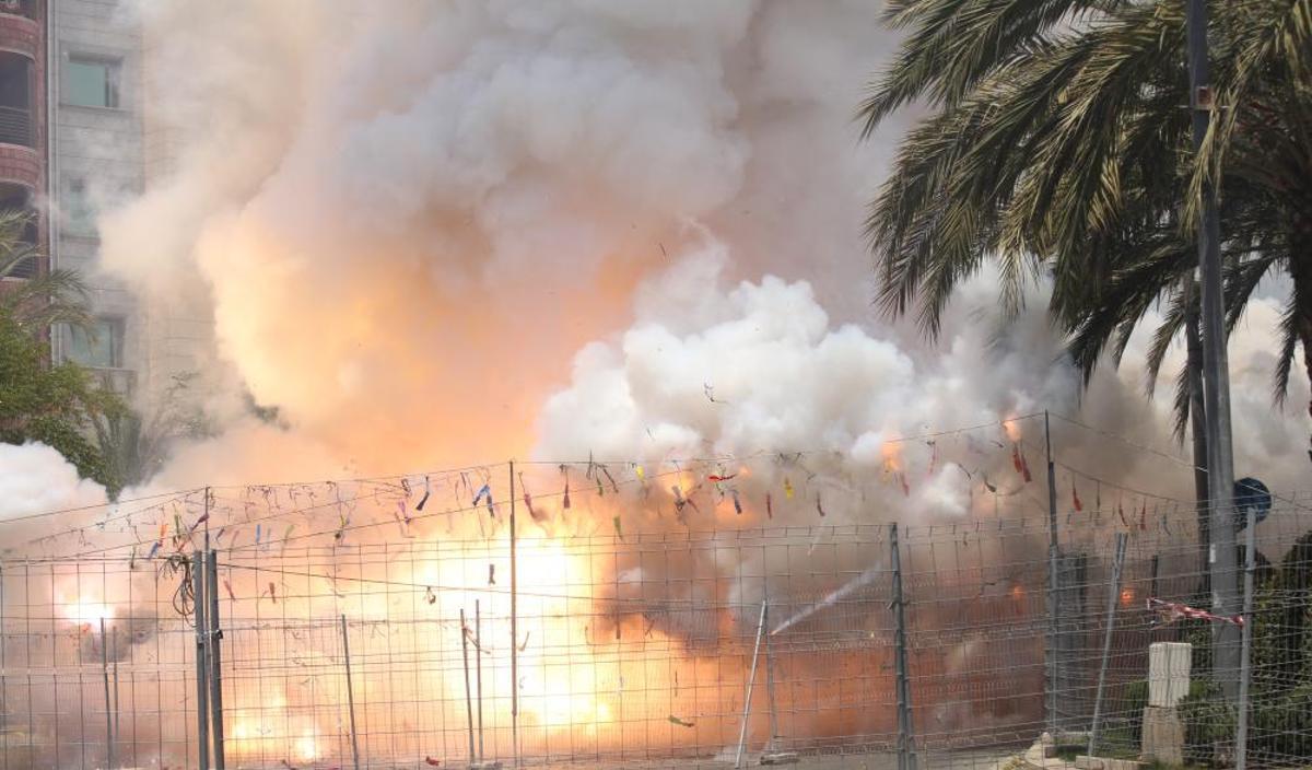 La pirotecnia Del Mediterráneo ofrece una mascletà marcada por la intensidad y con un potente terremoto final a dos alturas que ha provocado la rotura de un cristal del entorno de la plaza y daños en