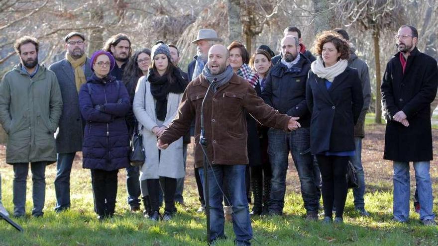 Villares, en primer término, con parte de su candidatura y simpatizantes, ayer en Santiago.