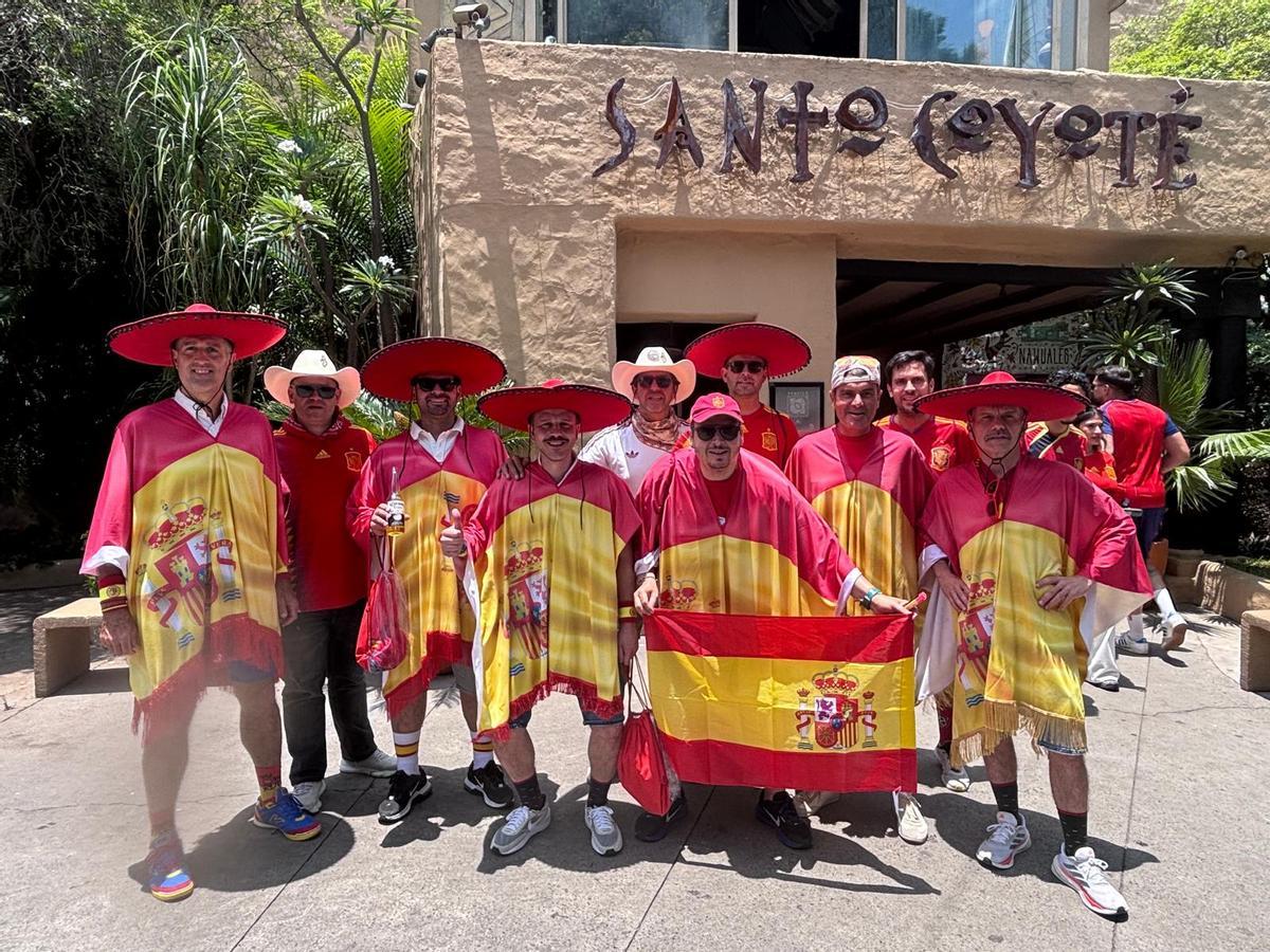 Peiró junto a unos amigos antes del partido de fase de grupos en Guadalajara