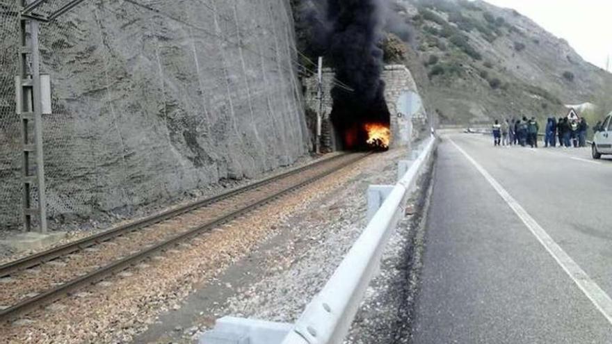 Los neumáticos ardiendo en el túnel de Ciñera, con los manifestantes en la carretera.