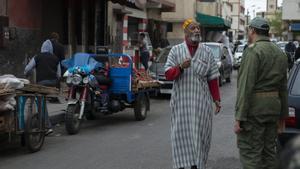 Rabat (Morocco), 18/03/2020.- Moroccan authorities and activists from local civil society associations circulate in the streets and alleys, in the Yaqoub Al-Mansour district of the capital, Rabat, Morocco, 18 March 2020 to urge citizens to stay at home, as part of the country’s response to prevent the spread of the Covid 19 pandemic, after 49 confirmed cases were registered as of Wednesday morning. (Marruecos) EFE/EPA/Jalal Morchidi