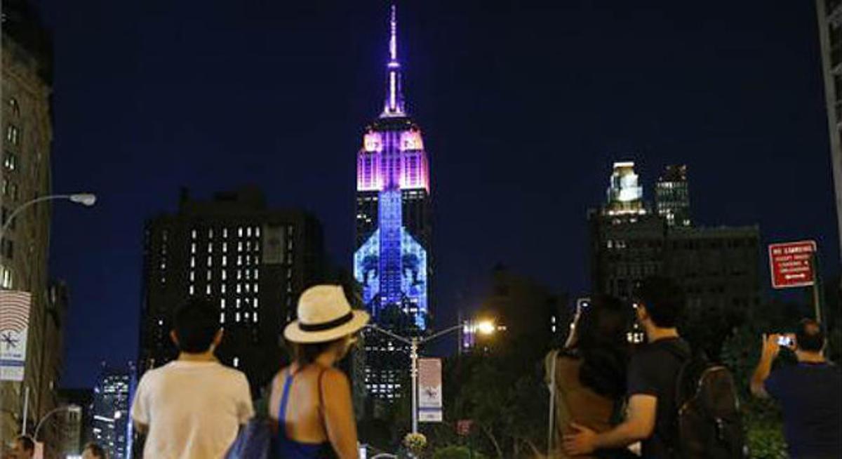 Ciudadanos y turistas se paraban ante el Empire State para inmortalizar el momento. 