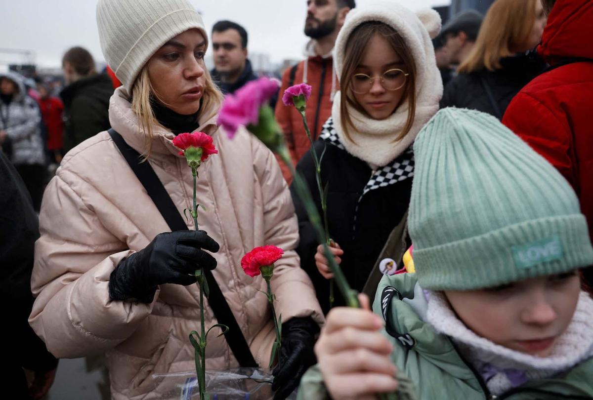 Estandartes a media asta y crespones negros, Rusia celebra un día de luto nacional.