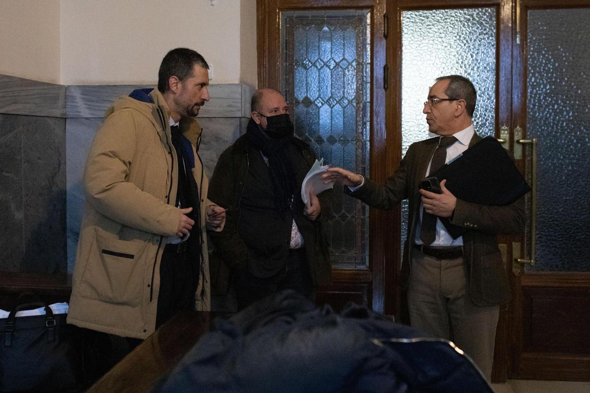 El exjefe de Jardines con mascarilla conversa con su abogado y el procurador.jpg El exjefe de Jardines con mascarilla conversa con su abogado y el procurador.jpg