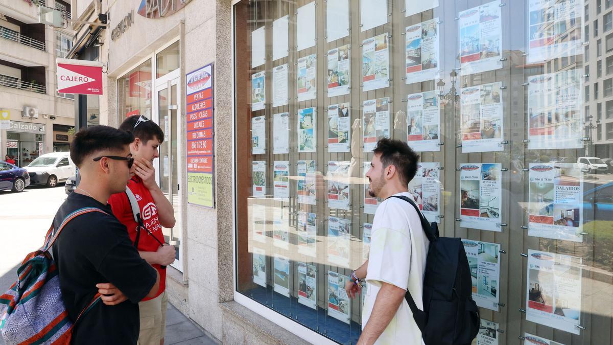 Imagen de archivo de un escaparate de una inmobiliaria en Vigo