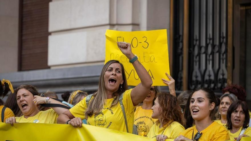 Las educadoras del 0 a 3 se concentran en la plaza España por sus derechos laborales.