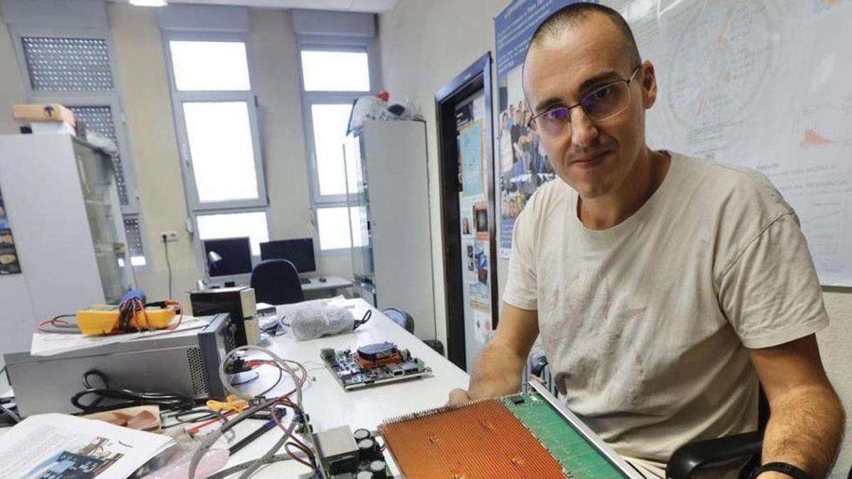 Santiago Folgueras, en su laboratorio, con una de las tarjetas electrónicas que desarrollará en su proyecto de investigación.