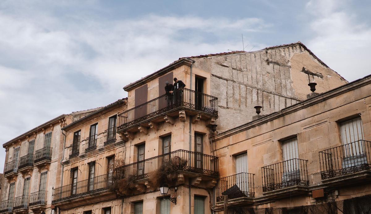 Varios técnicos trabajan en una terraza de la plaza de Sepúlveda durante el montaje para la grabación de la serie 'The Walking dead'.