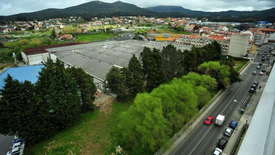 La parcela de la antigua fábrica de Megasa donde se prevé un uso comercial tiene 24.000 m2. // Iñaki Abella