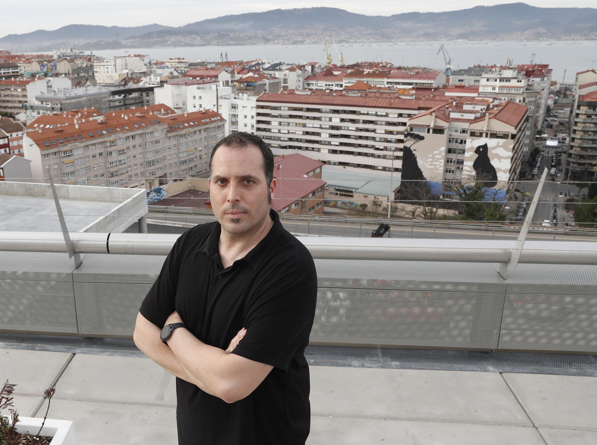 El arquitecto Alexandre Mouriño, coautor del HALO, delante de su antiguo colegio, el García Barbón