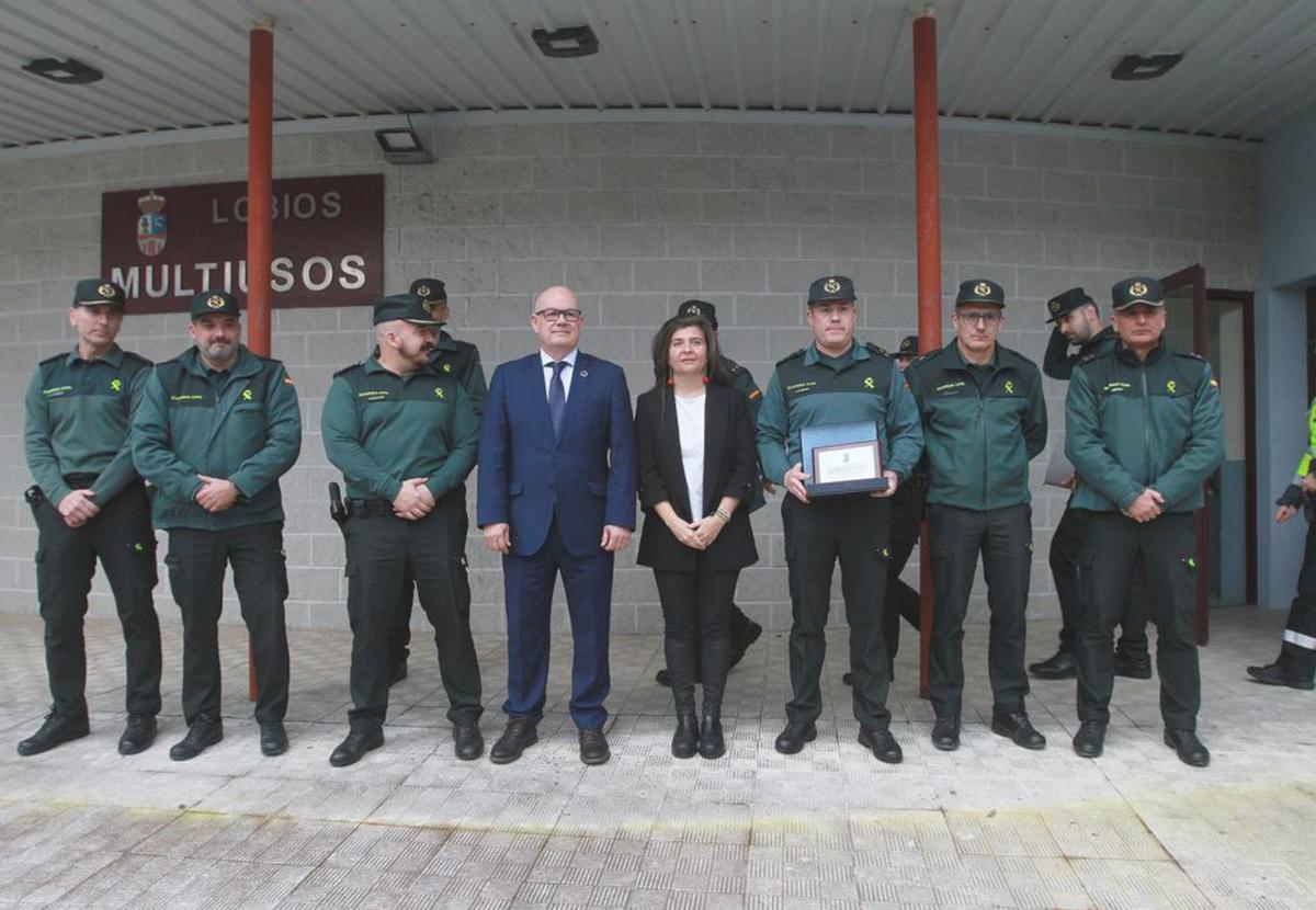 Mandos de la Guardia Civil con la placa de agradecimiento. | I. O.