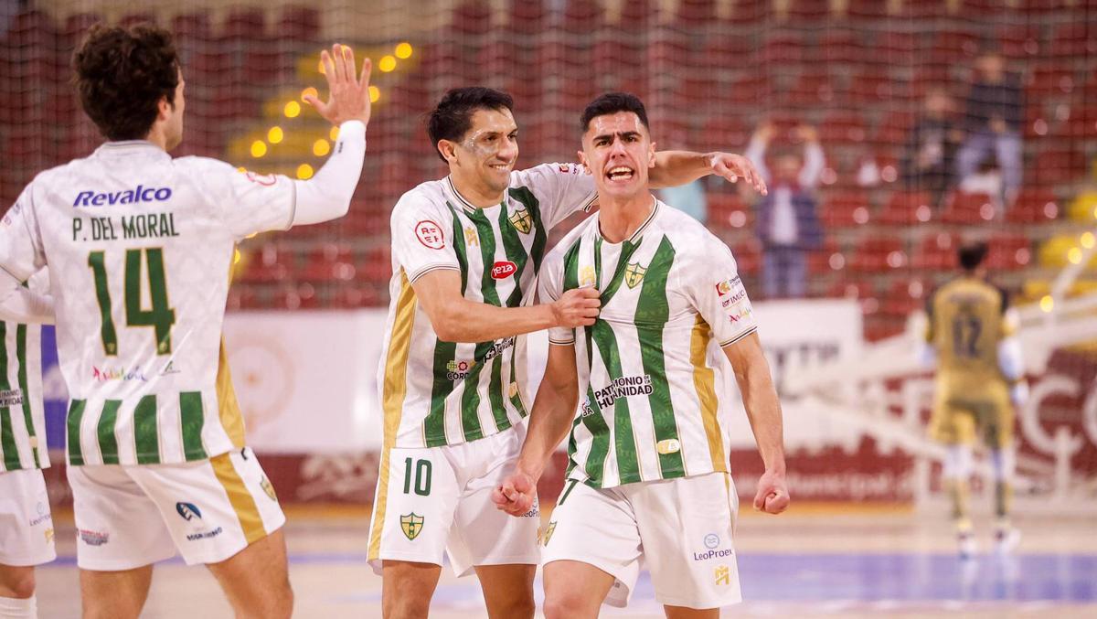 Pablo del Moral, Arnaldo Báez y Carlos Gómez celebran un gol.