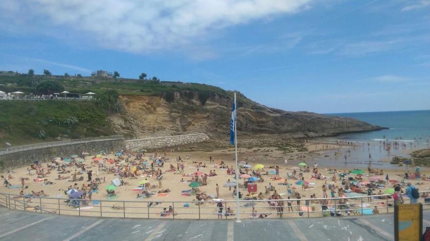 Llanes renuncia a solicitar las banderas azules para las playas del concejo
