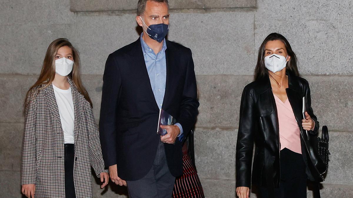 Los reyes, Felipe y Letizia, esta última con chaqueta de cuero, y la infanta Leonor a la salida del Teatro Real