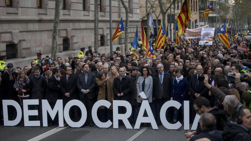 El independentismo catalán apoya a Forcadell antes de declarar