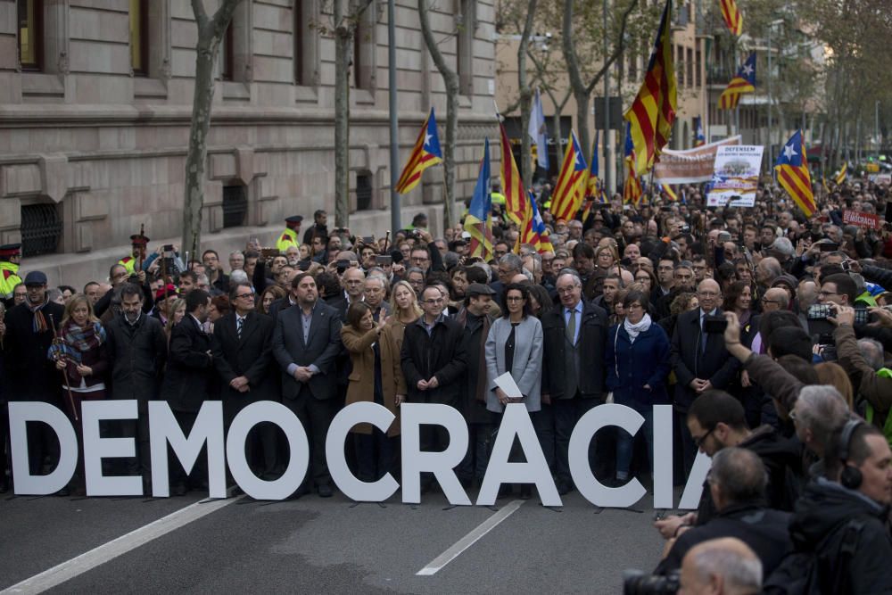 El independentismo catalán apoya a Forcadell antes de declarar