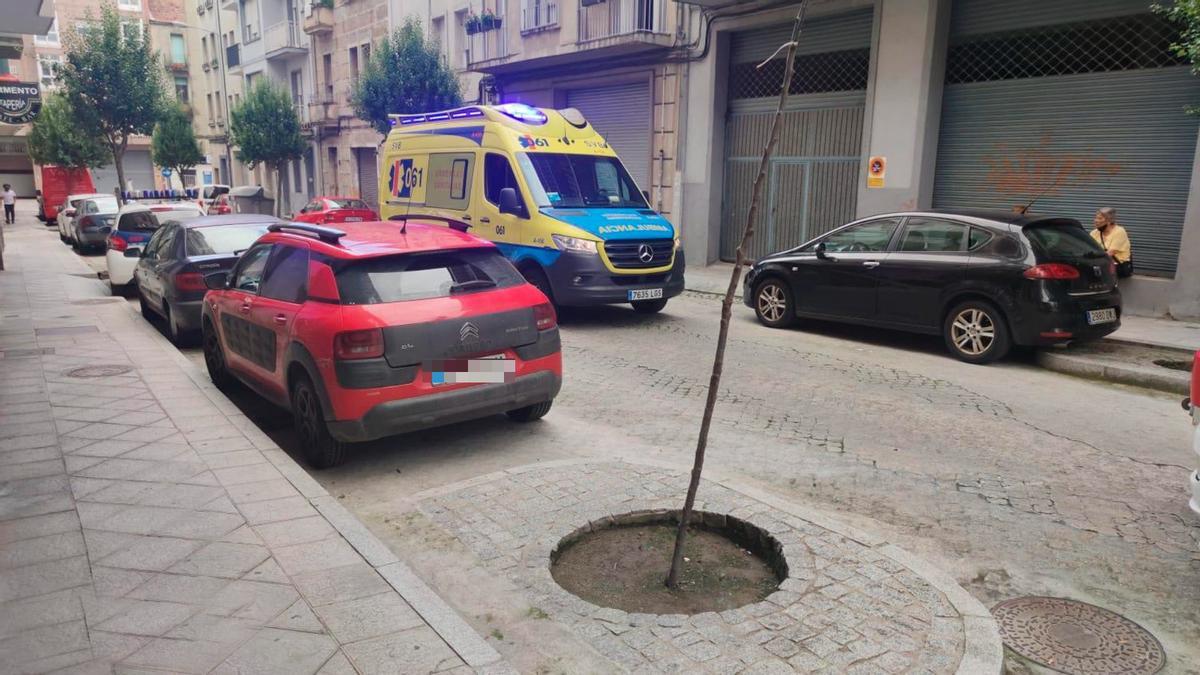 Ambulancia en la calle Murillo, donde vivía el hombre encontrado muerto.