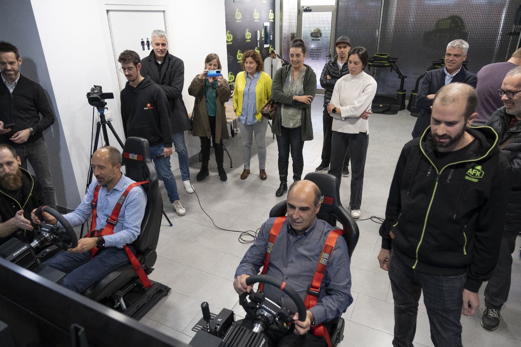 L'alcalde de Manresa i el de Sant Joan recorren la capital del Bages amb un cotxe de Fórmula 1 virtual