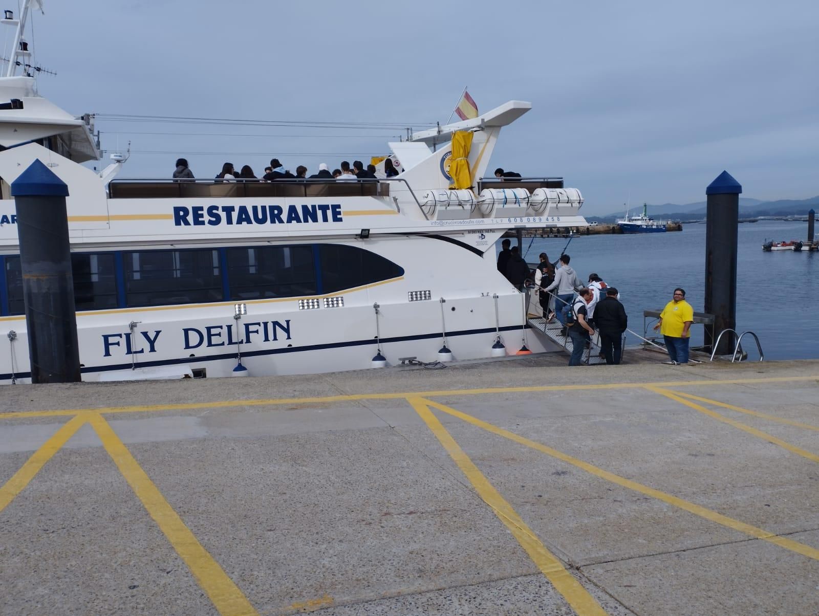 Alumnos franceses en el catamarán "Fly Delfín" realizando la Ruta de los Mejillones por la ría de Arousa.