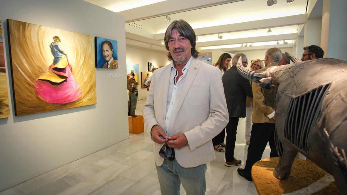 Exposición. Mariano Cobo, autor de las obras.