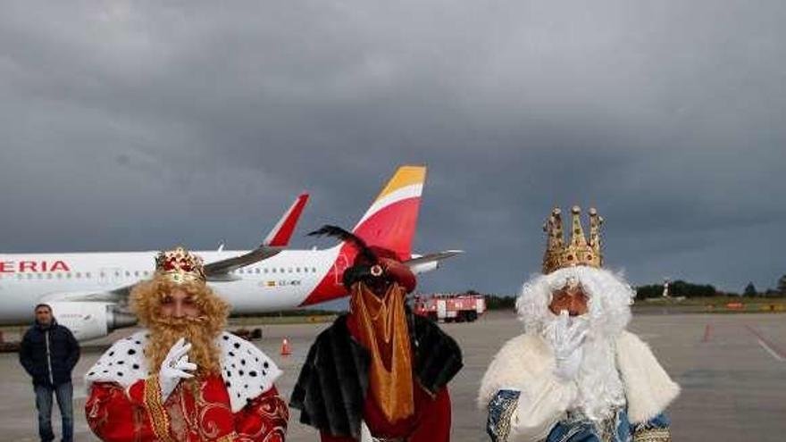 Los Reyes Magos, tras aterrizar en el aeropuerto hace dos años .