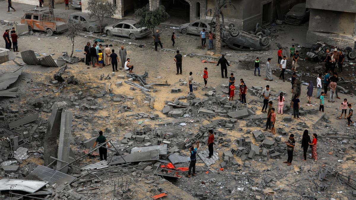 Civils palestins en una zona destruïda del sud de Gaza