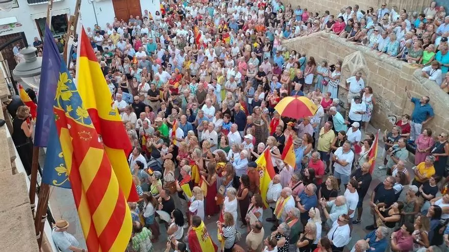 Un millar de personas se concentra en Xàbia en solidaridad con Ceuta (vídeo)