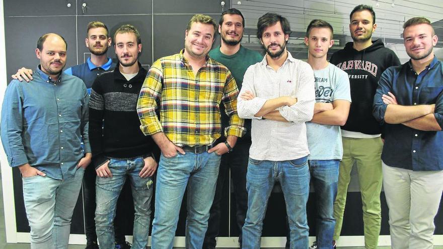 Francisco Inglés (camisa amarilla) estudió Ingeniería Aeroespacial en la Universidad Politécnica de Madrid.