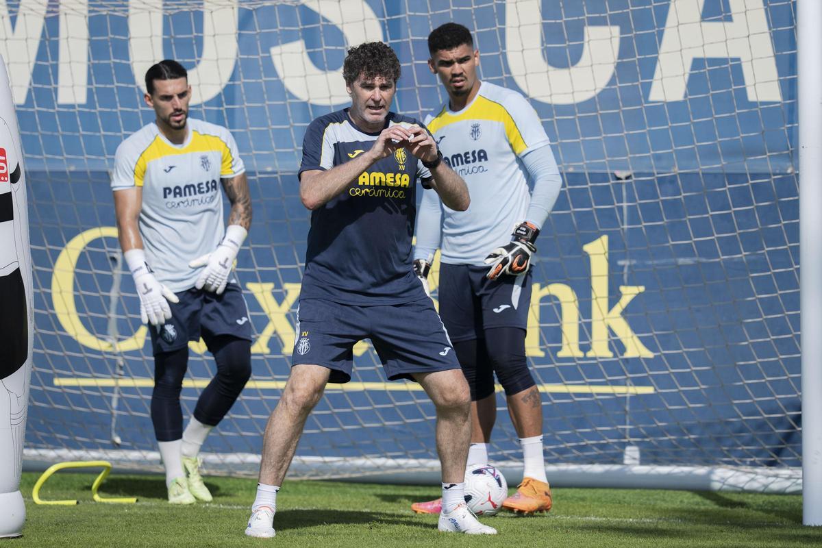 Xavi Valero, entrenador de porteros del Villarreal, en el centro dando instrucciones a Rubén Gómez y Luiz Júnior.