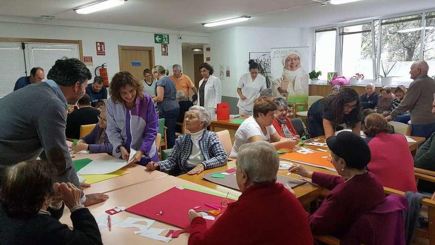 Un instante de las jornadas de hábitos saludables para mayores, ayer, en la Residencia das Dores.