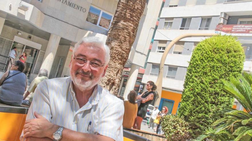 Imagnen de José Manuel Dolón en banco de la Glorieta de Torrevieja/Foto Tony Sevilla